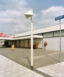 828262 Afbeelding van een moderne straatlantaarn bij winkelcentrum De Klop (Andesdreef) te Utrecht.